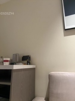 ️极品反差甜妹【lucy2027】表情非常可爱的学生妹趁着没人在教室和厕所自慰 截图4