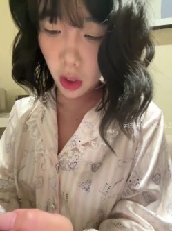 ️极品反差甜妹【lucy2027】表情非常可爱的学生妹趁着没人在教室和厕所自慰 截图15