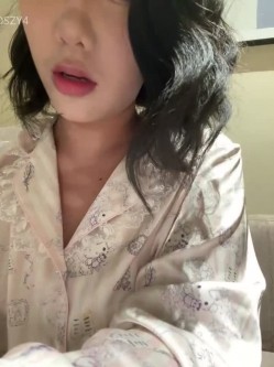 ️极品反差甜妹【lucy2027】表情非常可爱的学生妹趁着没人在教室和厕所自慰 截图16