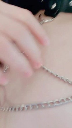 无毛白虎逼极品美女的诱惑，白丝情趣大长腿对着镜子抠逼逼给狼友看，精彩刺激高潮喷水不断，精彩不要错过 截图3
