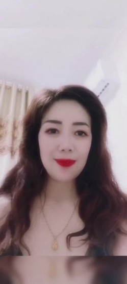 抖音 骚姨 ：梅花不定时直播 。越老越有味道，每天和阿姨裸聊，揉着胸自慰，太骚了 截图1