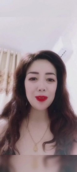 抖音 骚姨 ：梅花不定时直播 。越老越有味道，每天和阿姨裸聊，揉着胸自慰，太骚了 截图2