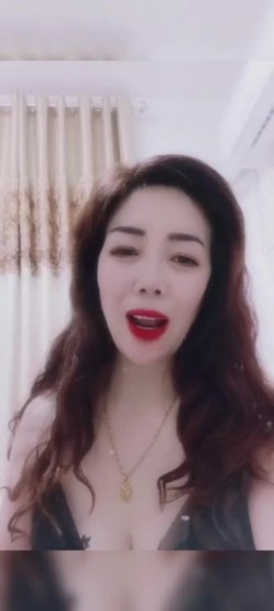 抖音 骚姨 ：梅花不定时直播 。越老越有味道，每天和阿姨裸聊，揉着胸自慰，太骚了 截图4