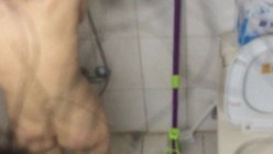 全方位监控！我的大奶女同事，上班偷看她大奶偷拍她上厕所，下班了偷看她洗澡，通透！ 截图3