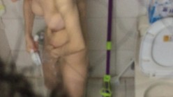 全方位监控！我的大奶女同事，上班偷看她大奶偷拍她上厕所，下班了偷看她洗澡，通透！ 截图6