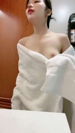 9分颜值极品女神！性感包臀裙黑丝！带上眼镜OL风，干净无毛粉穴，自摸扣穴，浴室湿身诱惑 截图12