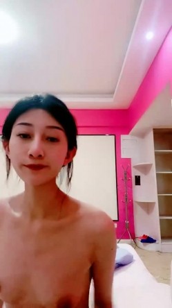 平胸界的天花板，【00小馒头】，明星脸~神似女星江疏影~特写掰逼，抠穴自慰，湿润的蝴蝶逼 截图6