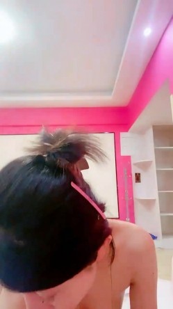 平胸界的天花板，【00小馒头】，明星脸~神似女星江疏影~特写掰逼，抠穴自慰，湿润的蝴蝶逼 截图8