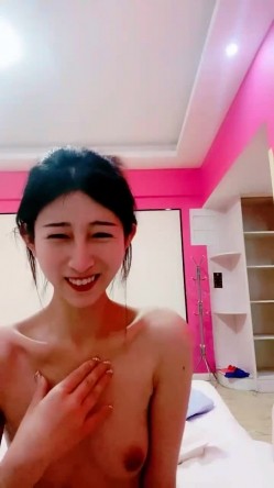 平胸界的天花板，【00小馒头】，明星脸~神似女星江疏影~特写掰逼，抠穴自慰，湿润的蝴蝶逼 截图9