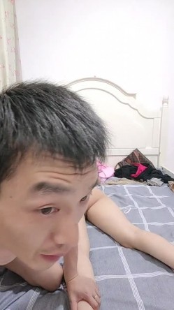 韵味十足的轻熟女，长得不错被猥琐大叔道具自慰插穴，后入打桩，快速打桩内射，打扫战场 截图10