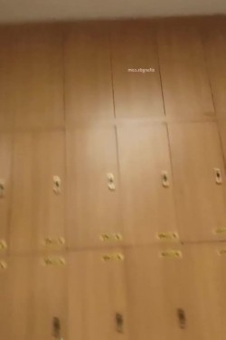 重庆融汇温泉更衣室偷拍视频完整版男子伙同女友偷拍大量女宾入浴更衣视频！ 截图1