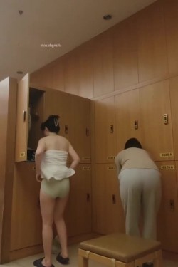 重庆融汇温泉更衣室偷拍视频完整版男子伙同女友偷拍大量女宾入浴更衣视频！ 截图2