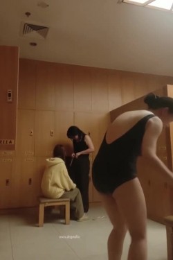 重庆融汇温泉更衣室偷拍视频完整版男子伙同女友偷拍大量女宾入浴更衣视频！ 截图6