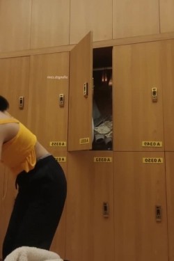 重庆融汇温泉更衣室偷拍视频完整版男子伙同女友偷拍大量女宾入浴更衣视频！ 截图11