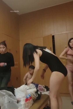 重庆融汇温泉更衣室偷拍视频完整版男子伙同女友偷拍大量女宾入浴更衣视频！ 截图14