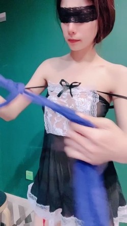 ️骚浪母狗【妮妮老师】熟妇情趣网袜塞跳蛋裸舞口爆大力猛操 截图6