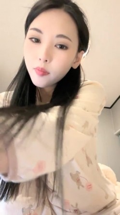 气质女神~【小野师妹】敬业，姨妈期还要出来赚钱~完美展示血逼，刺激不兄弟们？ 截图3