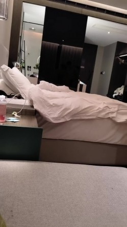 极品淫荡骚母狗！4男一女群P名场面！酒店排着队吃吊，骑乘位边操边舔，后入前后夹击，轮流输出，搞的舒服了 截图4