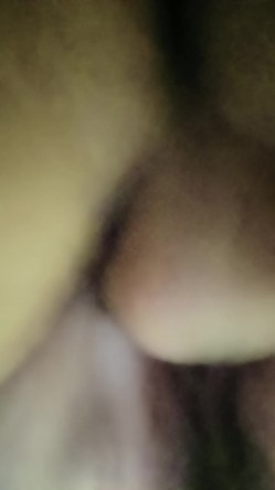 极品淫荡骚母狗！4男一女群P名场面！酒店排着队吃吊，骑乘位边操边舔，后入前后夹击，轮流输出，搞的舒服了 截图16