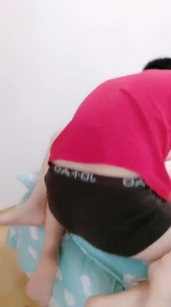 精彩剧情演绎姐姐不在家姐夫看淫片欲火浑身强上小姨子呻吟超大超刺激 截图3