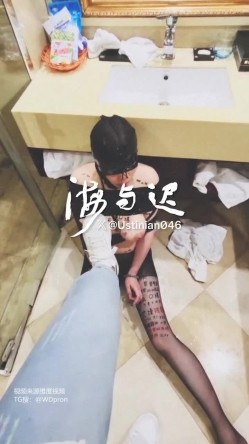 顶级调教大神，回归携多位少妇母狗调教，刺激花式玩法「海与迟」165车模冷白皮黑丝母狗车展当晚拿下，抽逼奴性M配合度非常高 截图16