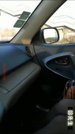 禽兽！「哈先生」勾搭路边等车的骚妇，水中下药后在车里强上！没想到是个极品鲍鱼！ 截图1
