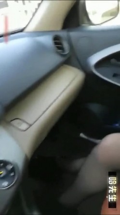 禽兽！「哈先生」勾搭路边等车的骚妇，水中下药后在车里强上！没想到是个极品鲍鱼！ 截图2