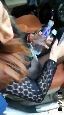 禽兽！「哈先生」勾搭路边等车的骚妇，水中下药后在车里强上！没想到是个极品鲍鱼！ 截图6