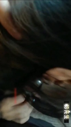 禽兽！「哈先生」勾搭路边等车的骚妇，水中下药后在车里强上！没想到是个极品鲍鱼！ 截图10