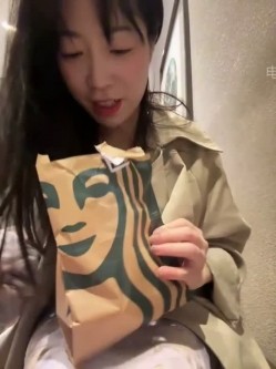️sp站极品熟女【yourkeer】穿着开档丝袜在户外商场厕所大胆诱惑自慰骚出天际 截图4