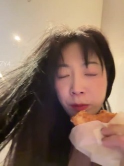 ️sp站极品熟女【yourkeer】穿着开档丝袜在户外商场厕所大胆诱惑自慰骚出天际 截图10