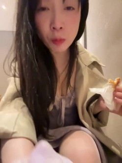️sp站极品熟女【yourkeer】穿着开档丝袜在户外商场厕所大胆诱惑自慰骚出天际 截图14