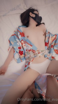 【剧情】“让我喜欢喜欢它”OF华人「vlog_eva」「eva伊娃」穿着睡袍勾引小鲜肉 截图1