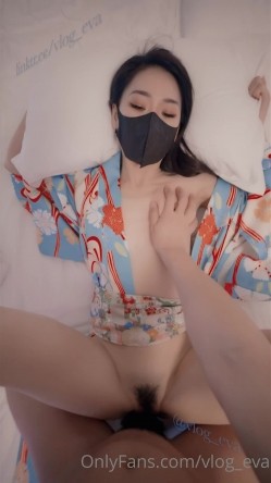 【剧情】“让我喜欢喜欢它”OF华人「vlog_eva」「eva伊娃」穿着睡袍勾引小鲜肉 截图5