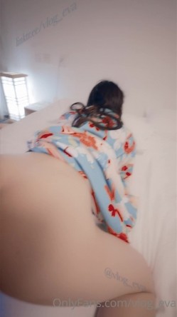 【剧情】“让我喜欢喜欢它”OF华人「vlog_eva」「eva伊娃」穿着睡袍勾引小鲜肉 截图16