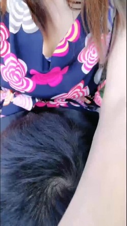 色狼在公园偶遇不穿内裤的网红美女 调戏几句就出水了 木耳粉粉的不插白不插 不时还有路人经过太他妈的刺激了对白淫荡 截图3