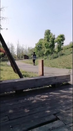 色狼在公园偶遇不穿内裤的网红美女 调戏几句就出水了 木耳粉粉的不插白不插 不时还有路人经过太他妈的刺激了对白淫荡 截图6