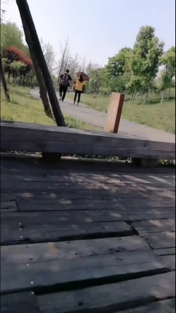 色狼在公园偶遇不穿内裤的网红美女 调戏几句就出水了 木耳粉粉的不插白不插 不时还有路人经过太他妈的刺激了对白淫荡 截图7