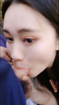 色狼在公园偶遇不穿内裤的网红美女 调戏几句就出水了 木耳粉粉的不插白不插 不时还有路人经过太他妈的刺激了对白淫荡 截图8