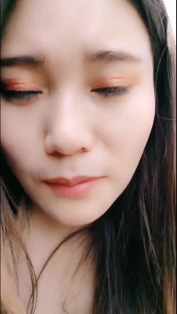 色狼在公园偶遇不穿内裤的网红美女 调戏几句就出水了 木耳粉粉的不插白不插 不时还有路人经过太他妈的刺激了对白淫荡 截图11