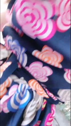 色狼在公园偶遇不穿内裤的网红美女 调戏几句就出水了 木耳粉粉的不插白不插 不时还有路人经过太他妈的刺激了对白淫荡 截图14