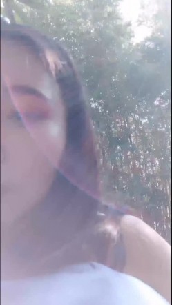 色狼在公园偶遇不穿内裤的网红美女 调戏几句就出水了 木耳粉粉的不插白不插 不时还有路人经过太他妈的刺激了对白淫荡 截图15