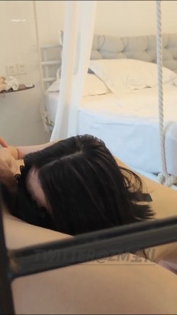 顶级绿帽刷锅狠人 完美S级身材极品女神眼镜教师人妻【ZM宝儿】私拍，调教成母狗3P紫薇白浆特多原版 截图5