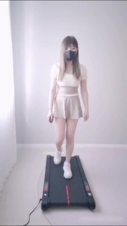 大奶肥臀少女福利姬【小小Q】羞耻露出，穿着贞操裤在跑步机上运动 截图1