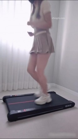 大奶肥臀少女福利姬【小小Q】羞耻露出，穿着贞操裤在跑步机上运动 截图3
