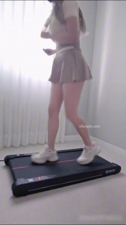大奶肥臀少女福利姬【小小Q】羞耻露出，穿着贞操裤在跑步机上运动 截图4