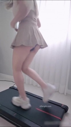 大奶肥臀少女福利姬【小小Q】羞耻露出，穿着贞操裤在跑步机上运动 截图5
