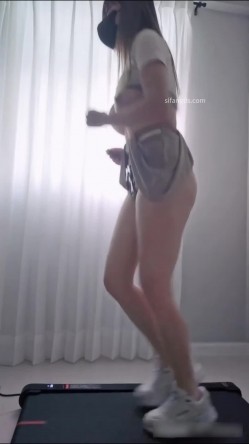 大奶肥臀少女福利姬【小小Q】羞耻露出，穿着贞操裤在跑步机上运动 截图12