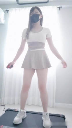 大奶肥臀少女福利姬【小小Q】羞耻露出，穿着贞操裤在跑步机上运动 截图14