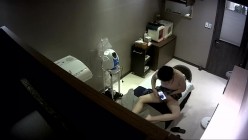 黑客破解美容院监控摄像头偷拍 美女做面部美容逼逼脱毛还一边玩手机自拍 截图1